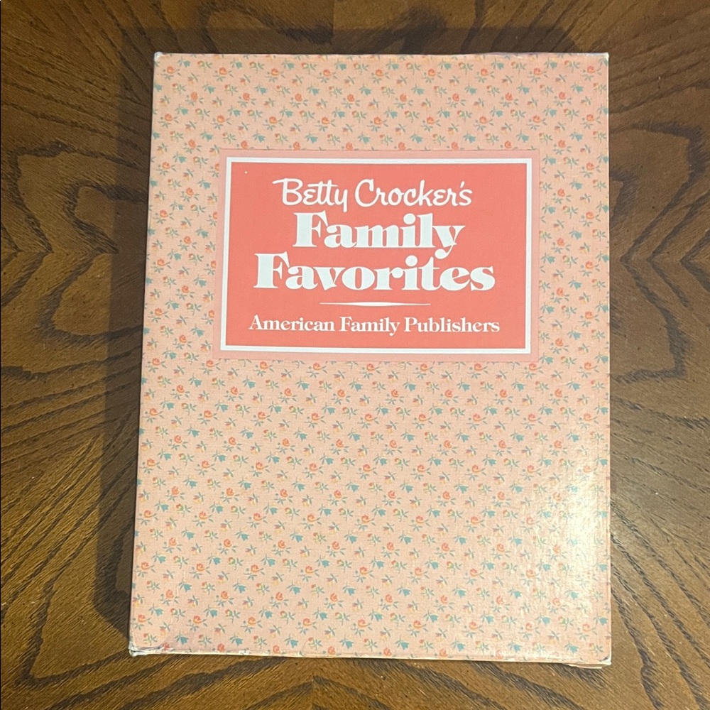 Vintage Cookbooks | Betty Crocker Family Favourites boxed set of 4 | 1987
